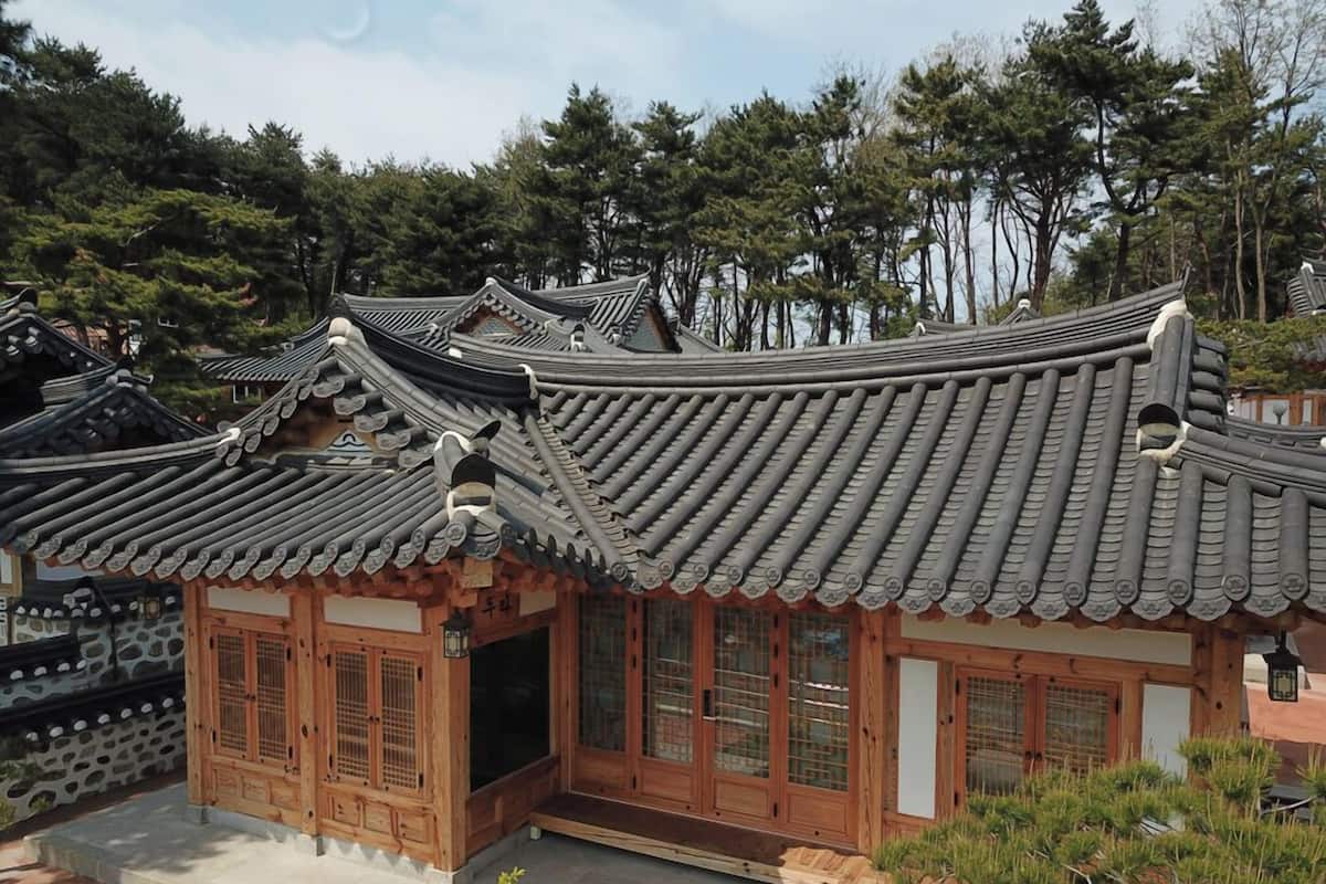 2 bedrooms, premium bedding, individually decorated