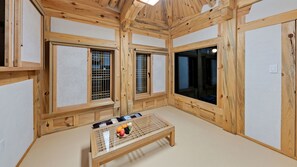 Habitación (A) | Área de sala de estar | Televisión de pantalla plana y piso con calefacción