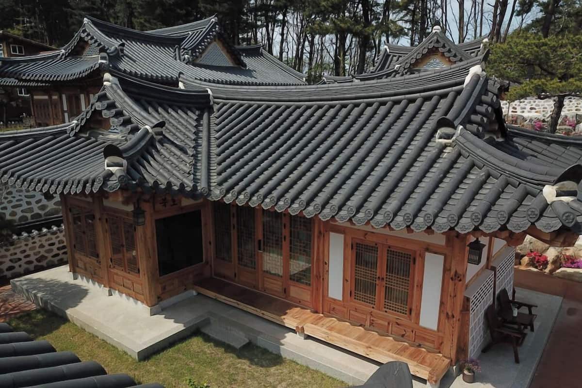 2 bedrooms, premium bedding, individually decorated