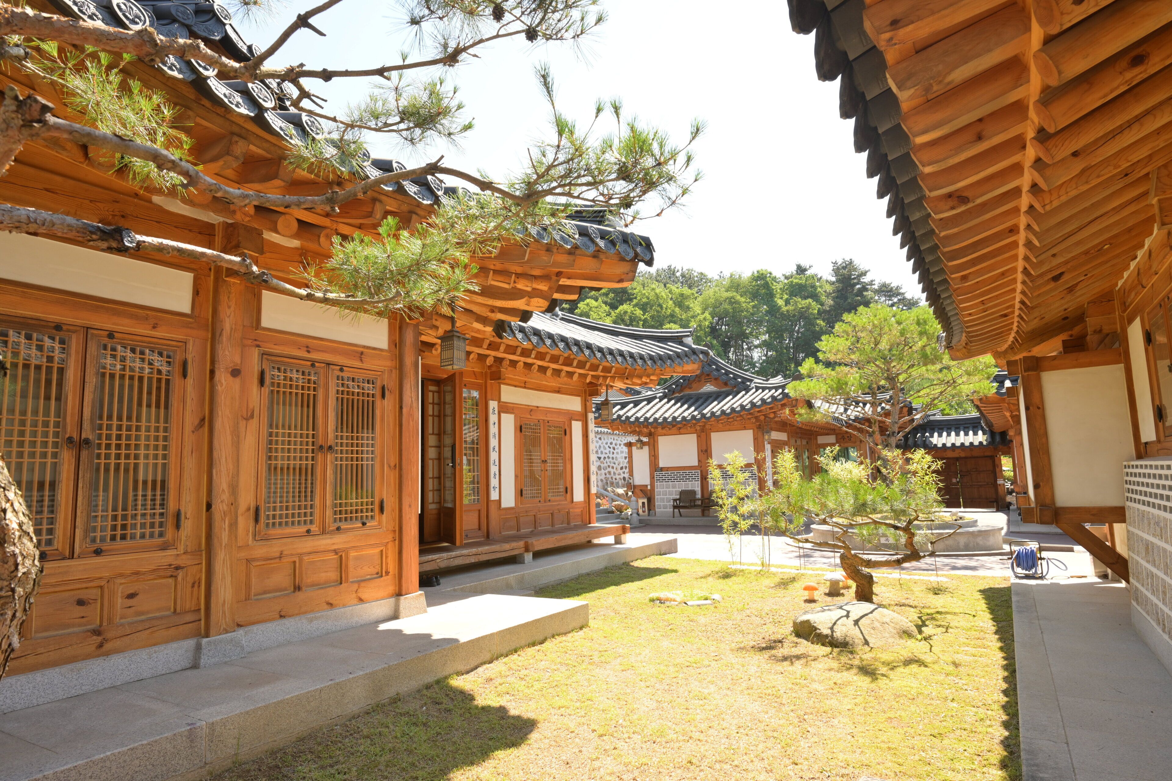 묵호독채누마루 | 2 개의 침실, 고급 침구, 각각 다른 스타일의 인테리어, 각각 다르게 가구 비치