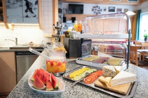 A breakfast buffet with various food items and a beverage.