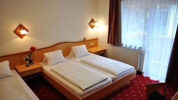 Dreibettzimmer | Zimmersafe, Schreibtisch, laptopgeeigneter Arbeitsplatz