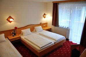 Habitació triple | Caixa forta a l'habitació i escriptori 