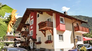 A traditional chalet with a balcony, wooden beams, and flower boxes. - Pension Posauner Dorfgastein (Dorfgastein)