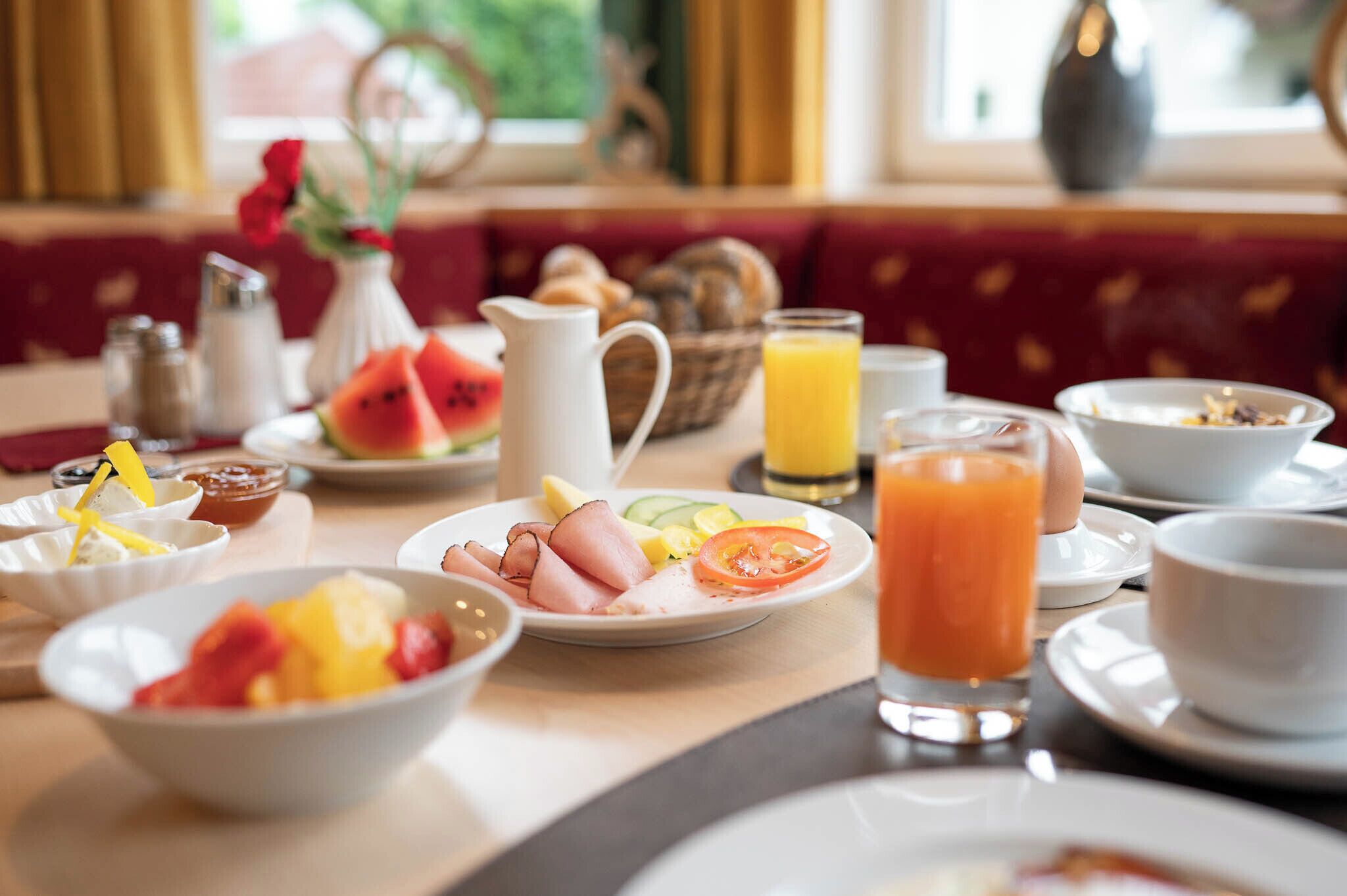 Ein Frühstückstisch mit verschiedenen Speisen und Getränken.