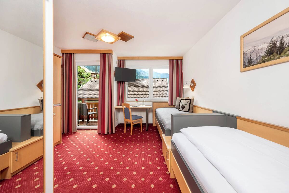 Twin Room | In-room safe, desk, laptop workspace, blackout curtains