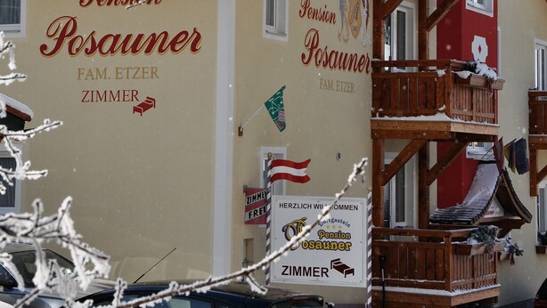 A building with signage for 'Pension Posauener' and 'FAM. ETZER ZIMMER'. - Pension Posauner Dorfgastein (Dorfgastein)