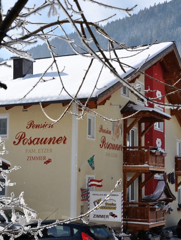 A building with signage for 'Pension Posauener' and 'FAM. ETZER ZIMMER'. - Pension Posauner Dorfgastein (Dorfgastein)