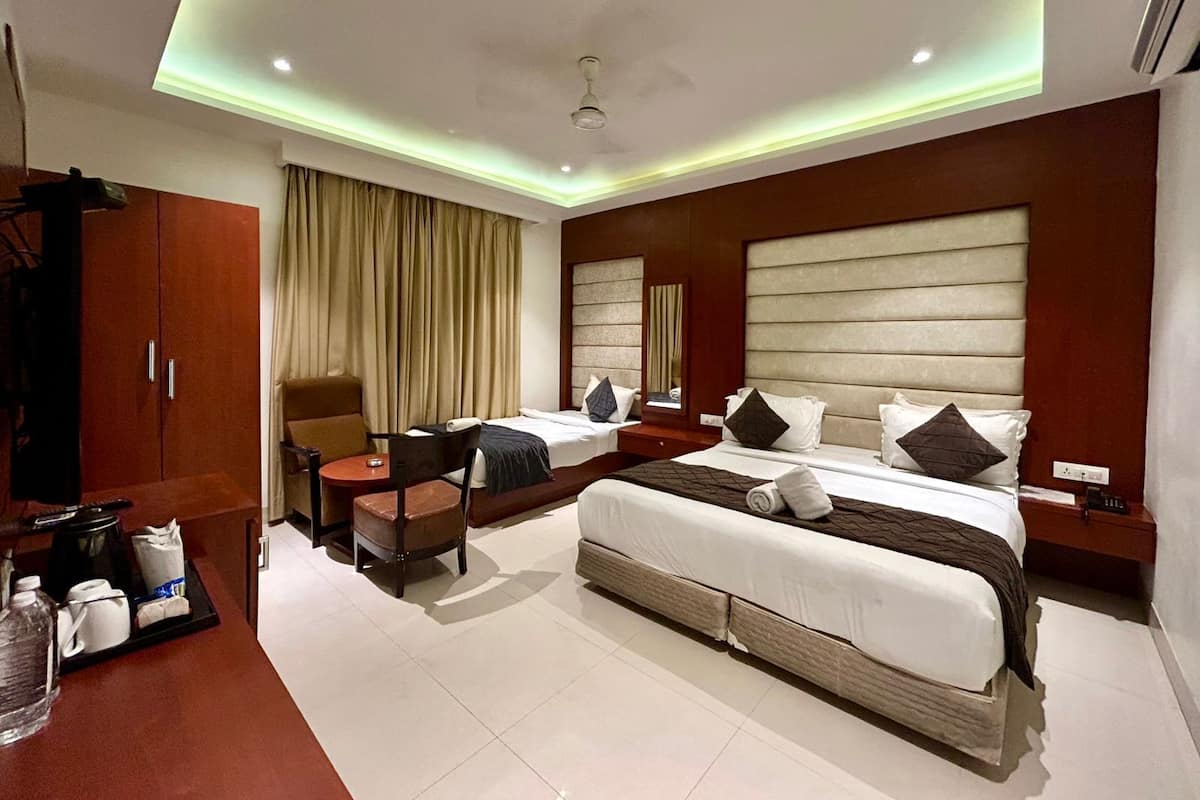 Family Room | Egyptian cotton sheets, premium bedding, desk, laptop workspace