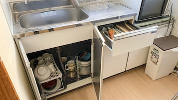 傳統雙人房單人入住, 2 間臥室 (Japanese Style, for 4 Guests) | 私人小型廚房 | 雪櫃、微波爐、電熱水壺、廚房用具/餐具/器皿