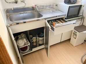 傳統雙人房單人入住, 2 間臥室 (Japanese Style, for 4 Guests) | 私人小型廚房 | 雪櫃、微波爐、電熱水壺、廚房用具/餐具/器皿