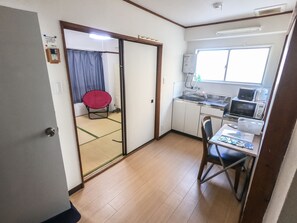 Japanese Style Room for 4 Guests | Private kitchenette | Fridge, microwave, electric kettle, cookware/dishes/utensils - Tokyo Accommo Nakanoshinbashi (Tokyo)