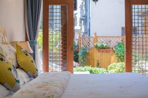 Comfort Double Room | Desk, blackout drapes, free WiFi - Li Jiang Tang Feng Yard No.1 (Lijiang)