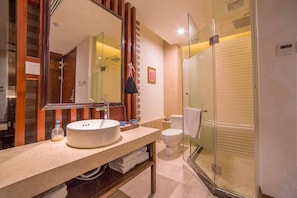 Chambre Confort double | Salle de bain | Douche, articles de toilette (gratuits), séchoir à cheveux, pantoufles