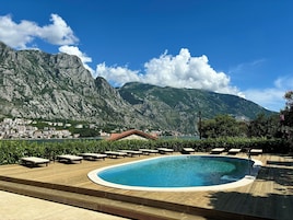 Una piscina al aire libre de temporada