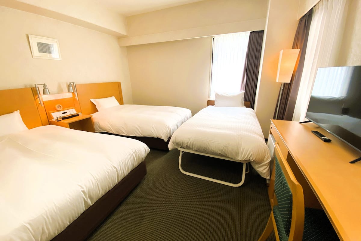 Premium bedding, down comforters, desk, laptop workspace