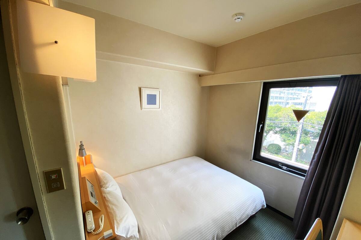 Premium bedding, down comforters, desk, laptop workspace