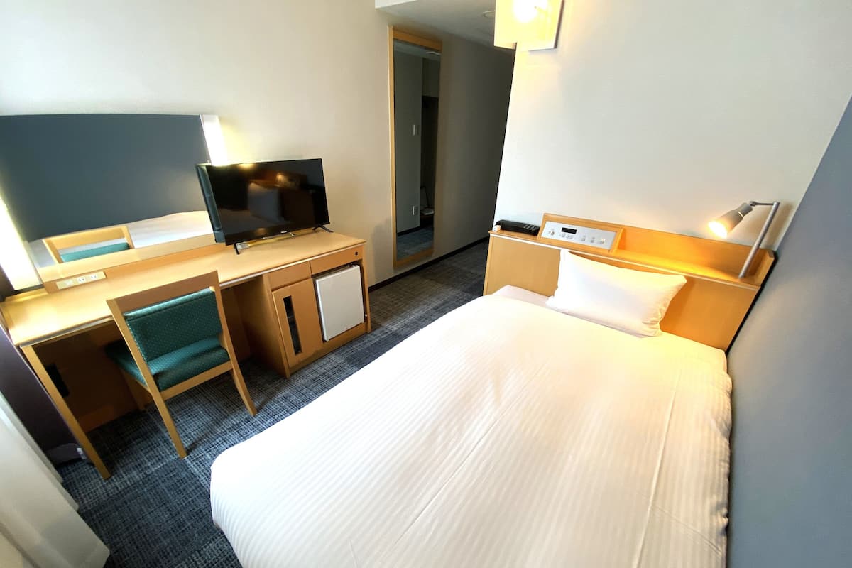 Premium bedding, down comforters, desk, laptop workspace