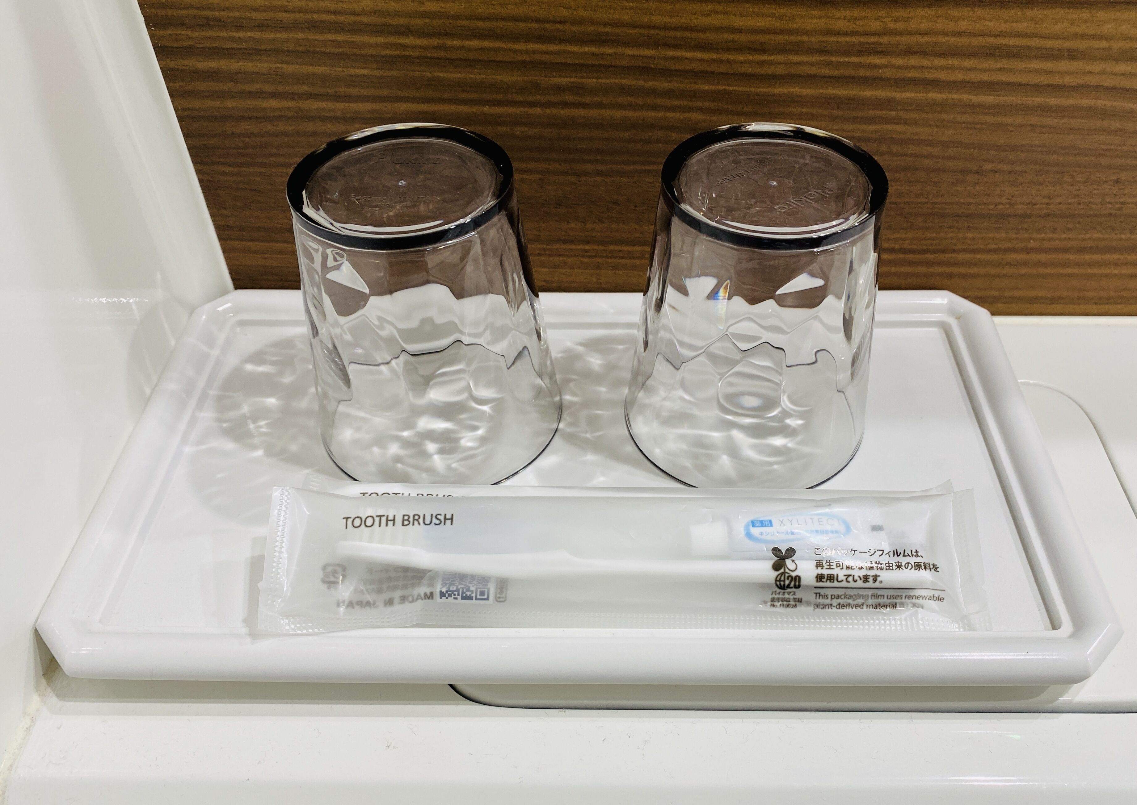 combined shower/bathtub, deep-soaking bathtub, hair dryer, slippers