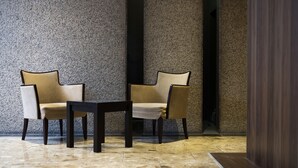 Lobby sitting area - Valie Hotel Hiroshima (Hiroshima)