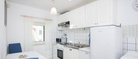 Apartment (APP 3) | Private kitchen | Fridge, microwave, oven, stovetop