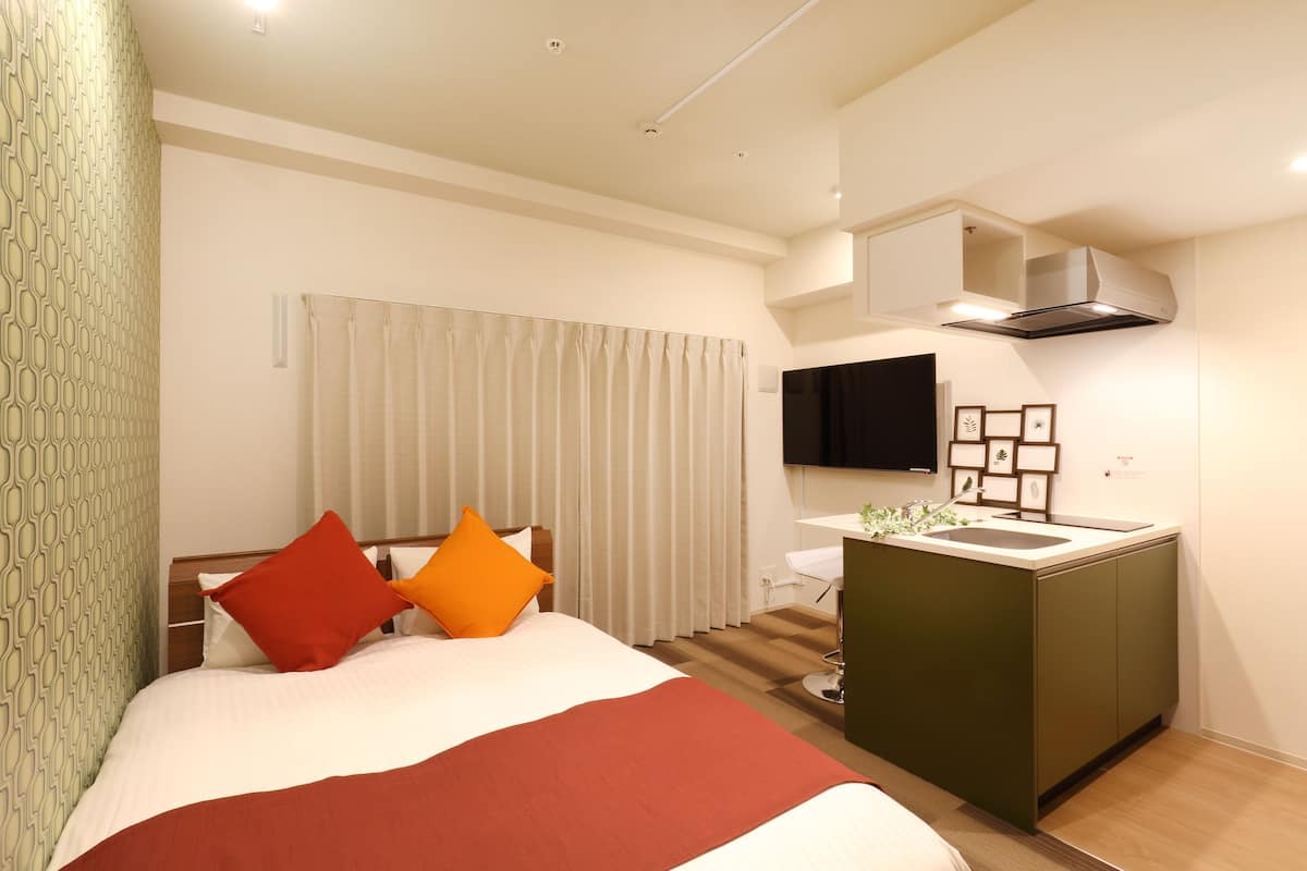 Iron/ironing board, free WiFi, bed sheets