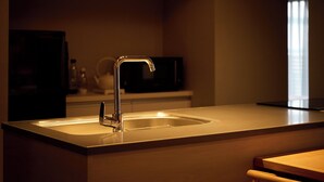 ห้องสตูดิโอสวีท (6) | ครัวส่วนตัว | ตู้เย็นขนาดใหญ่, ไมโครเวฟ, เตาประกอบอาหาร