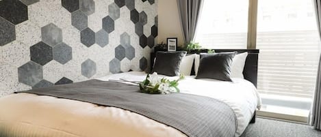 Tabla de planchar con plancha, wifi gratis y ropa de cama
