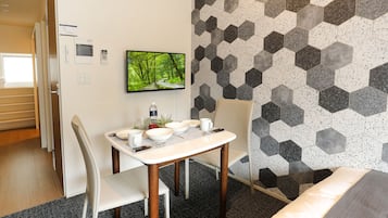 Planxa i posts de planxar, wifi gratuïta i roba de llit