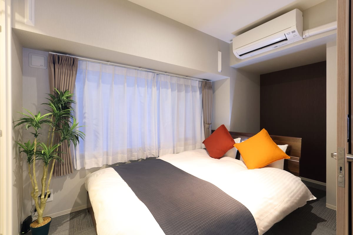 1 slaapkamer, een strijkplank/strijkijzer, gratis wifi, beddengoed