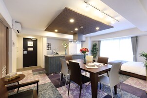 32-英寸纯平电视 （配备有线频道）、电视