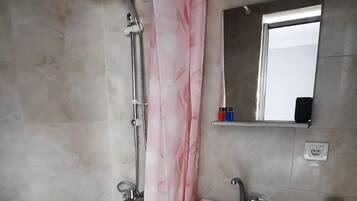 Bangalô, 2 quartos, vista para o rio | Banheiro | Chuveiro, produtos de toalete grátis, secador de cabelo