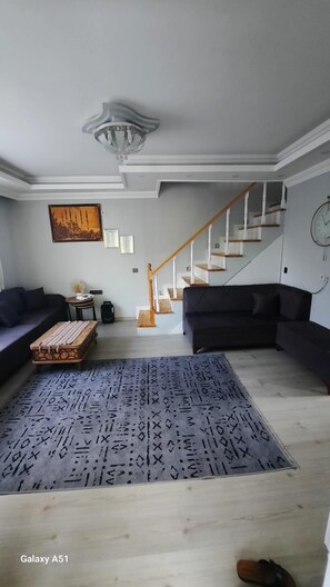 平房, 2 间卧室, 河景 | 起居区 | 42-英寸液晶电视 (配备有线频道)、电视