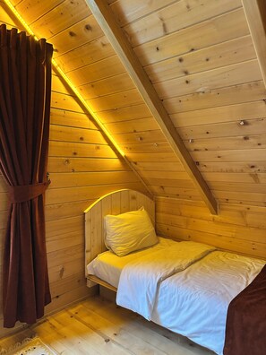 Bungalow, 2 Schlafzimmer, Flussblick | 2 Schlafzimmer, hochwertige Bettwaren, individuell dekoriert