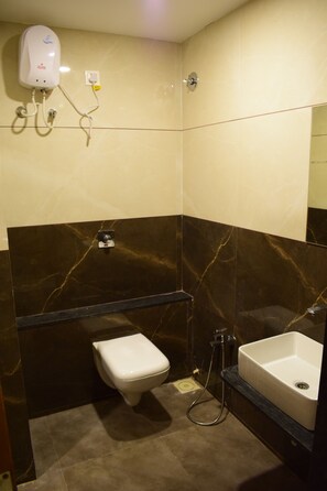 Regadera, amenidades de baño gratuitas, jabón, shampoo