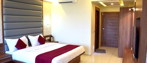 Caja de seguridad en la habitación, escritorio y camas extra