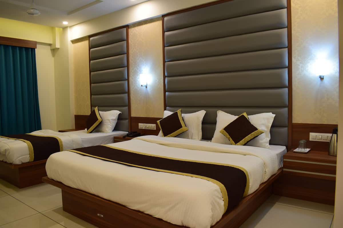 Habitación triple Deluxe | Caja fuerte, escritorio, wifi gratis