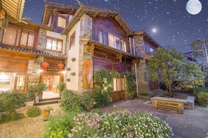 施設の正面 (日没後)