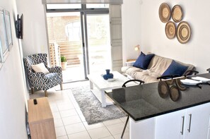 Apartment | Private kitchen | Full-size fridge, microwave, oven, stovetop - Surfers Studio Muizenberg Beachfront (Cape Town)