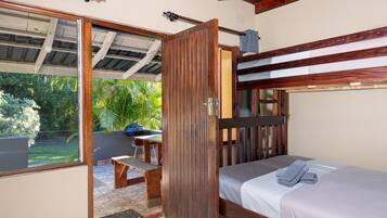 Appartement Standard | Bureau, fer et planche Ă repasser, draps fournis