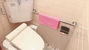 獨立浴缸和淋浴設備、全浸式浴缸、免費盥洗用品、吹風機