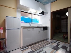 Maison (Private Vacation Home) | Coin cuisine privé | Grand réfrigérateur, micro-ondes, four, plaque de cuisson