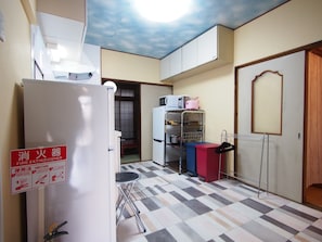 Refrigerador con congelador, microondas, horno y parrilla de estufa 