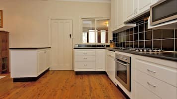 House, 2 Bedrooms | Private kitchen | Full-sized fridge, microwave, oven, stovetop