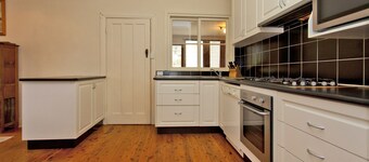 Red Brick Beauty - Central Cottage