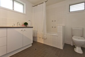 Casa, 2 quartos | Banheiro | Chuveiro/banheira combinados, banheira de imersão, secador de cabelo 