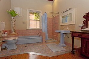 Ferienhaus, 2 Schlafzimmer | Badezimmer | Badewanne und Dusche (separat), Haartrockner, Bademäntel, Handtücher