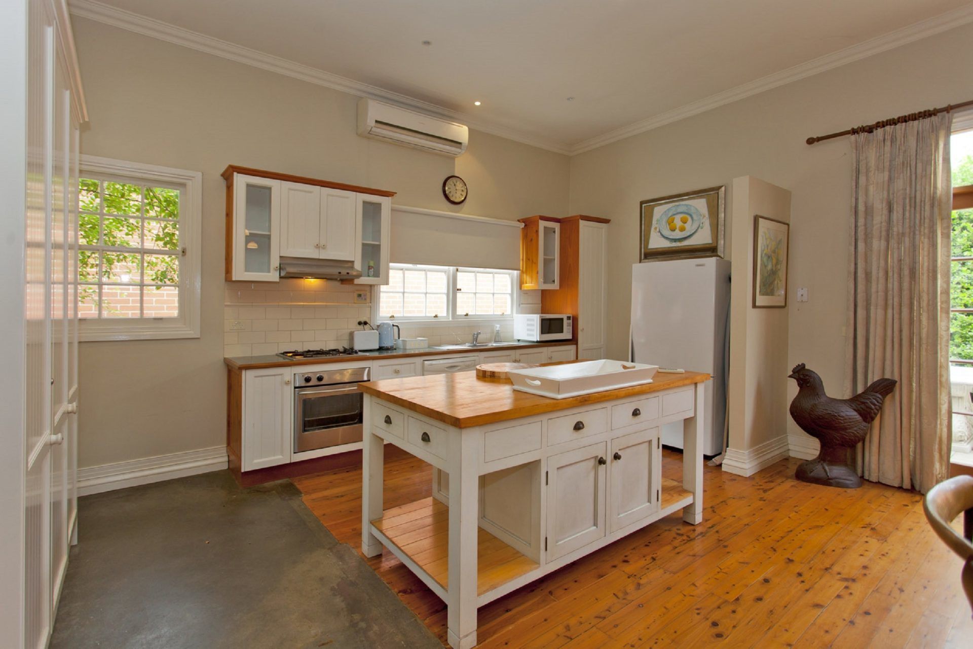 House, 2 Bedrooms | Private kitchen | Full-sized fridge, microwave, oven, stovetop
