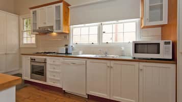 House, 2 Bedrooms | Private kitchen | Full-sized fridge, microwave, oven, stovetop