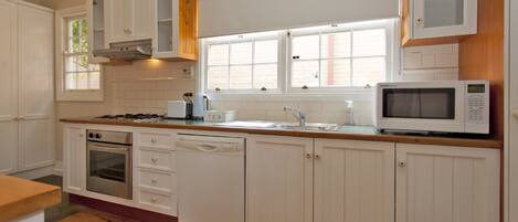 House, 2 Bedrooms | Private kitchen